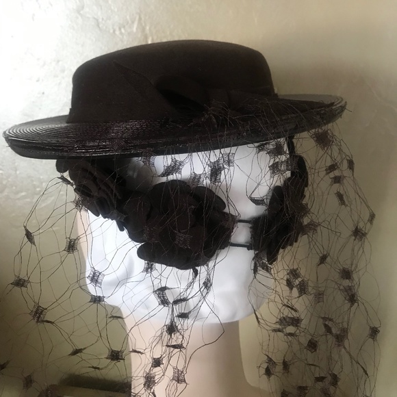 UNIQUE 1930\'s BROWN FELT/STRAW TILT HAT - FELT FLOWERS OVER BAND + LONG VEIL main image 10